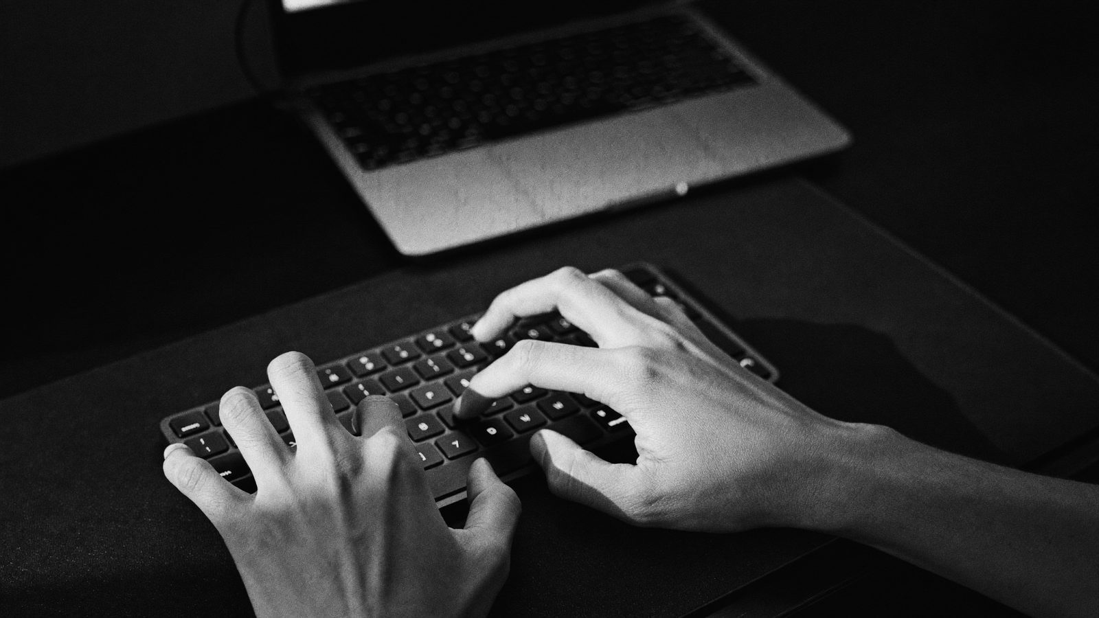キーボードを打つ手元（モノクロ）